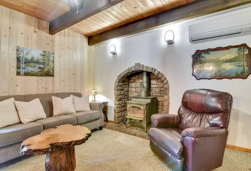 Peaceful Mt. Hood Cabin W/ Hot Tub & Fire Pit!