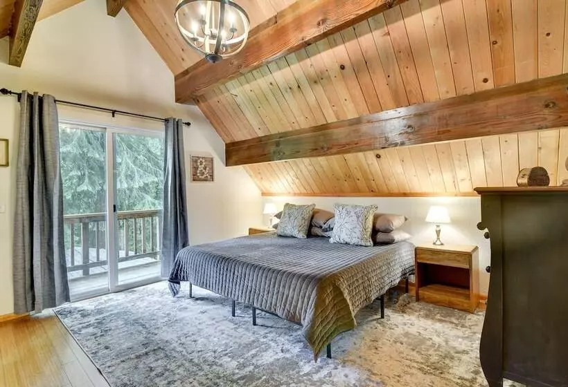 Peaceful Mt. Hood Cabin W/ Hot Tub & Fire Pit!