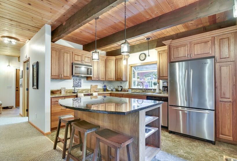 Peaceful Mt. Hood Cabin W/ Hot Tub & Fire Pit!