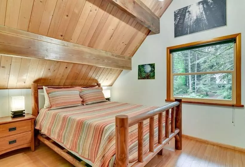 Peaceful Mt. Hood Cabin W/ Hot Tub & Fire Pit!