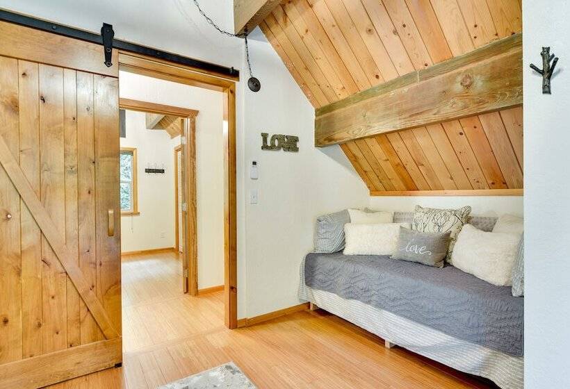 Peaceful Mt. Hood Cabin W/ Hot Tub & Fire Pit!