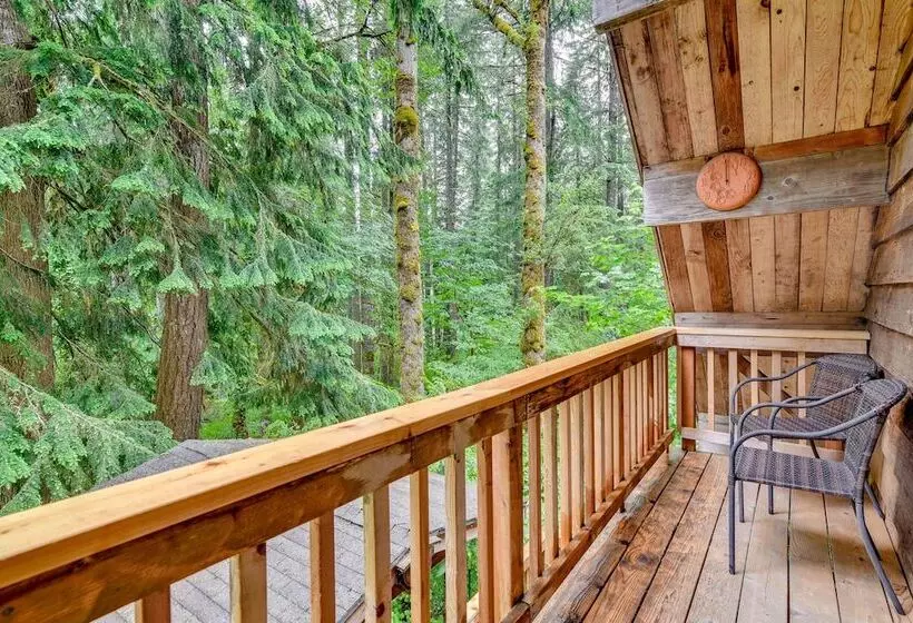 Peaceful Mt. Hood Cabin W/ Hot Tub & Fire Pit!