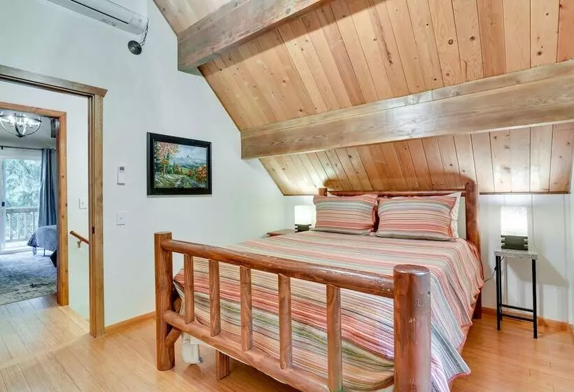 Peaceful Mt. Hood Cabin W/ Hot Tub & Fire Pit!