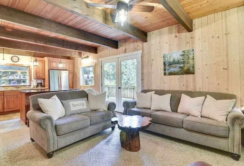 Peaceful Mt. Hood Cabin W/ Hot Tub & Fire Pit!