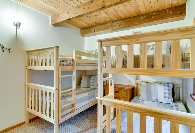 Peaceful Mt. Hood Cabin W/ Hot Tub & Fire Pit!