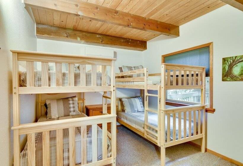 Peaceful Mt. Hood Cabin W/ Hot Tub & Fire Pit!