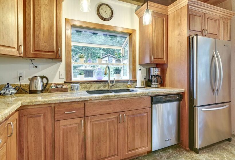 Peaceful Mt. Hood Cabin W/ Hot Tub & Fire Pit!