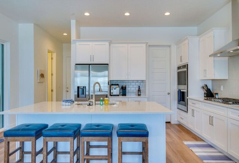 Pet Friendly Utah Abode Fireplace, Patio & Grill