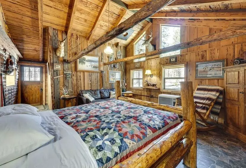 Remote Escape: Klamath Falls Cabin By Lake & Hikes