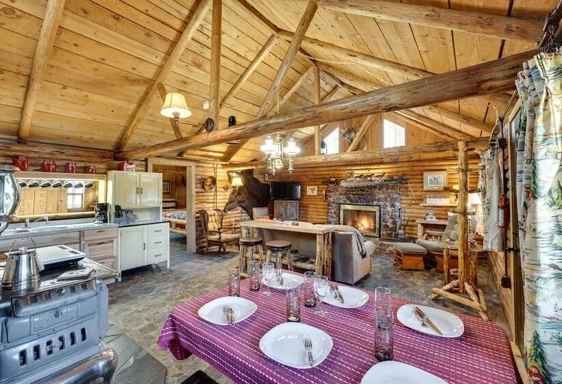 Remote Escape: Klamath Falls Cabin By Lake & Hikes