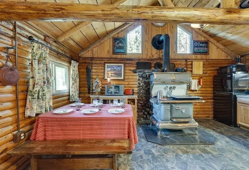 Remote Escape: Klamath Falls Cabin By Lake & Hikes