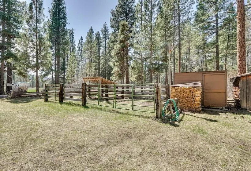 Remote Escape: Klamath Falls Cabin By Lake & Hikes