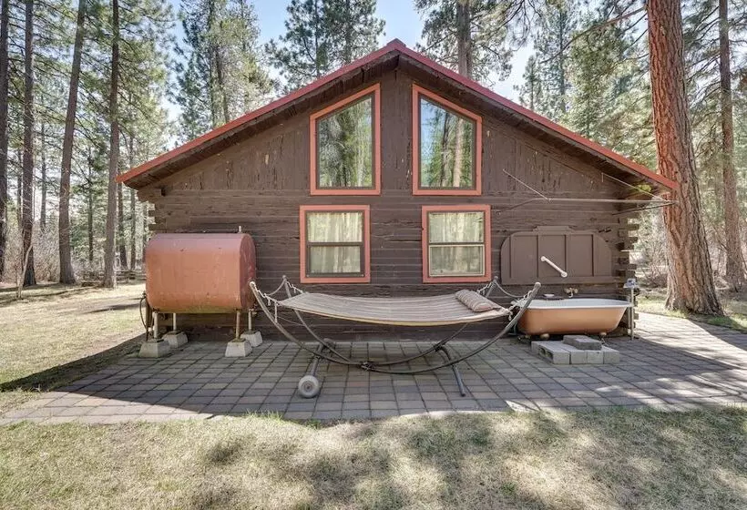Remote Escape: Klamath Falls Cabin By Lake & Hikes