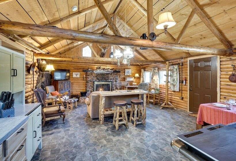 Remote Escape: Klamath Falls Cabin By Lake & Hikes