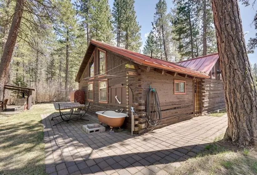 Remote Escape: Klamath Falls Cabin By Lake & Hikes