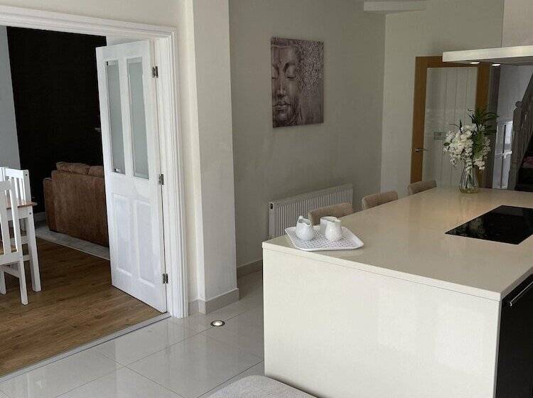 דירת נופש Beautiful 5 Bed House In Walsall