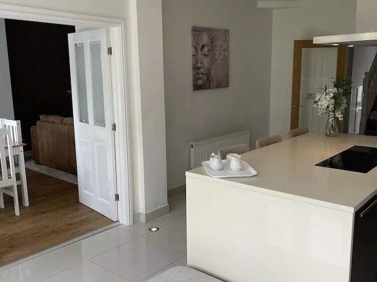 Residenssi Beautiful 5 Bed House In Walsall