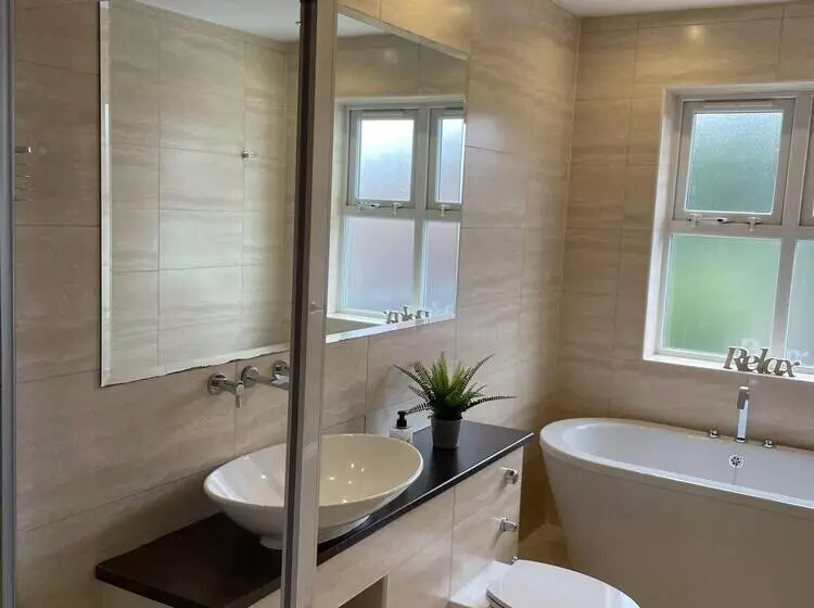 Residenssi Beautiful 5 Bed House In Walsall