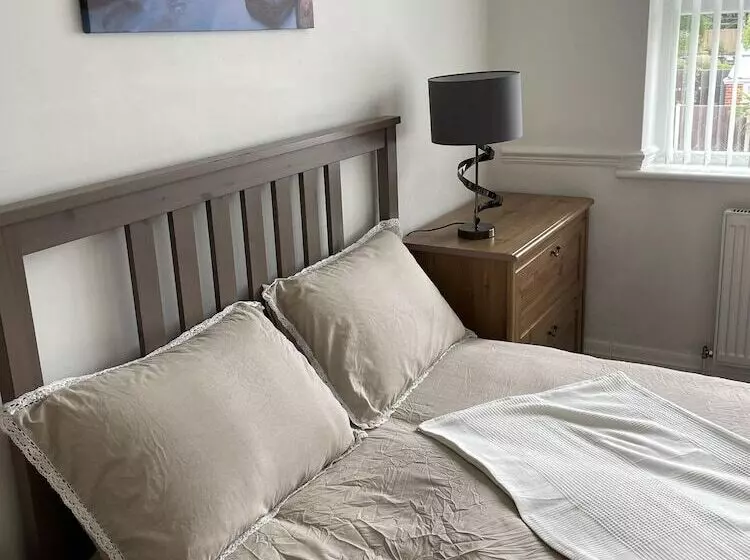 Residenssi Beautiful 5 Bed House In Walsall