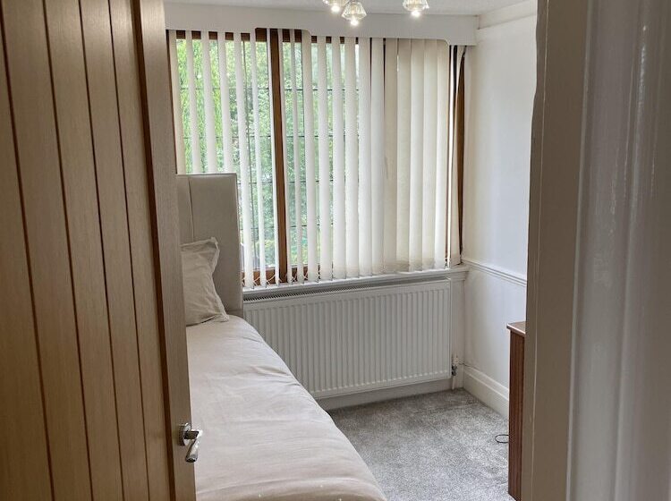 דירת נופש Beautiful 5 Bed House In Walsall