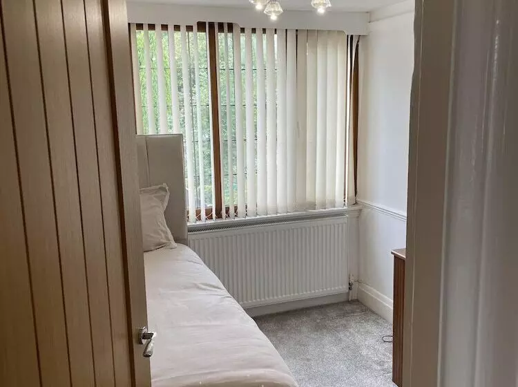 Residenssi Beautiful 5 Bed House In Walsall