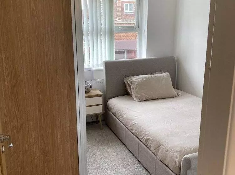 Residenssi Beautiful 5 Bed House In Walsall