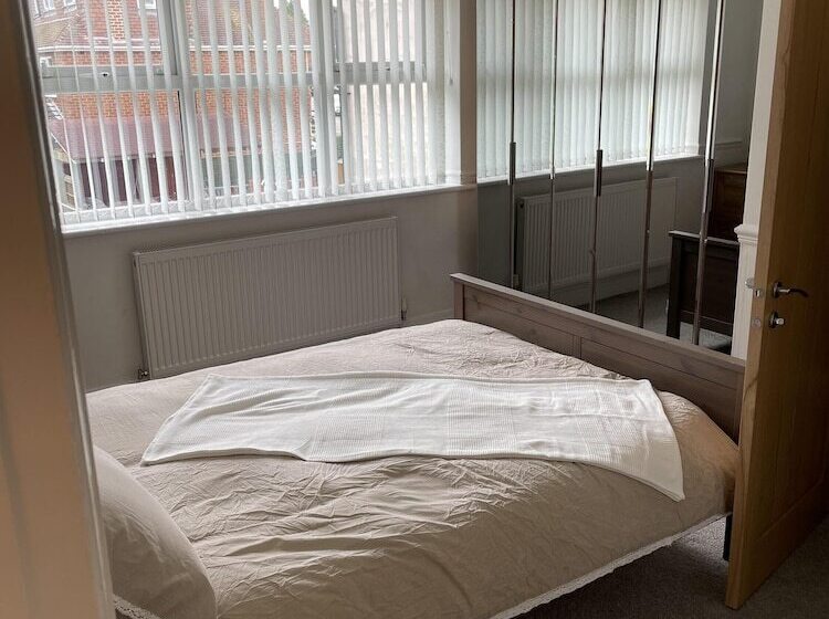 דירת נופש Beautiful 5 Bed House In Walsall