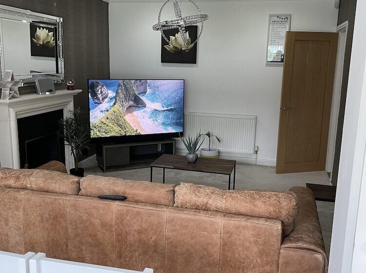 דירת נופש Beautiful 5 Bed House In Walsall