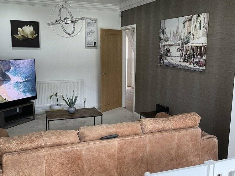 דירת נופש Beautiful 5 Bed House In Walsall