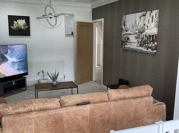 Residenssi Beautiful 5 Bed House In Walsall