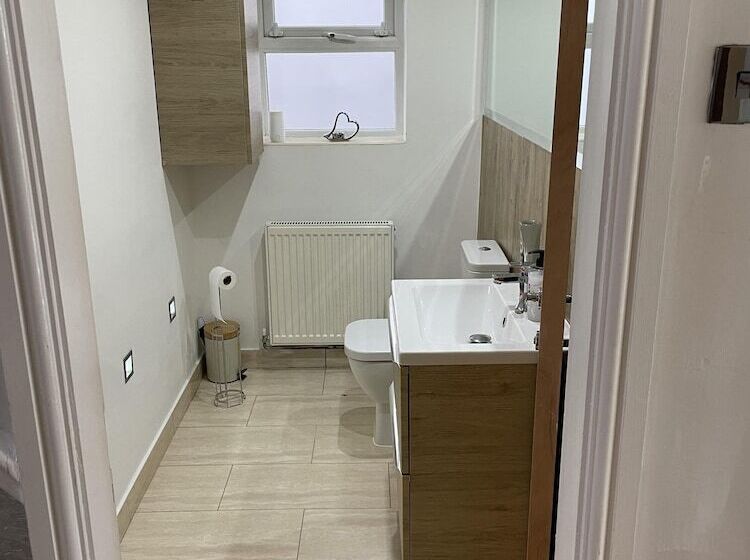 דירת נופש Beautiful 5 Bed House In Walsall