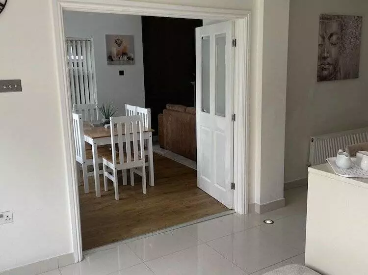 Residenssi Beautiful 5 Bed House In Walsall