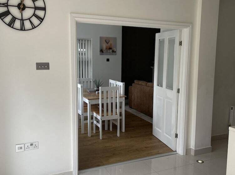 דירת נופש Beautiful 5 Bed House In Walsall