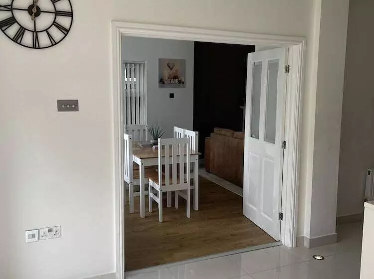 Residenssi Beautiful 5 Bed House In Walsall