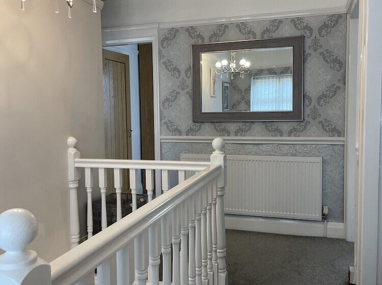 דירת נופש Beautiful 5 Bed House In Walsall