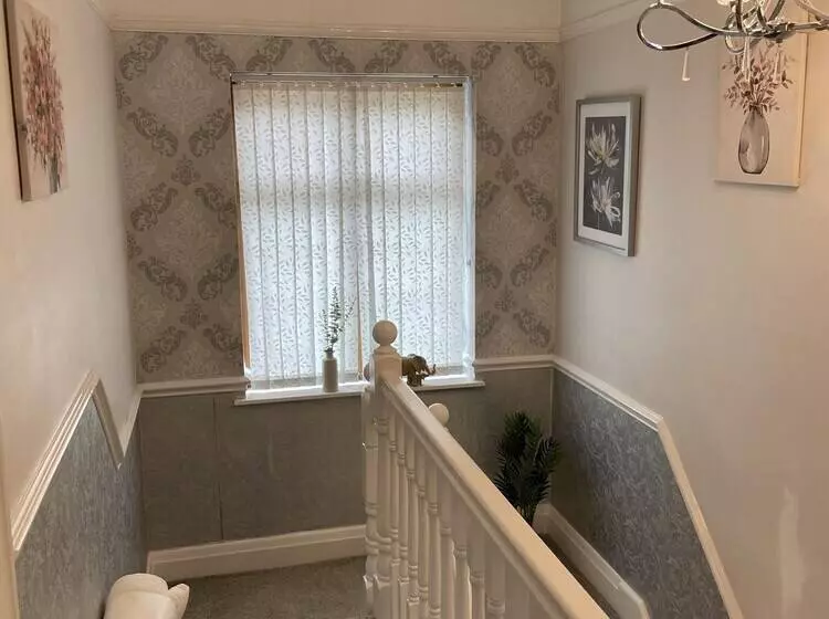 Residenssi Beautiful 5 Bed House In Walsall