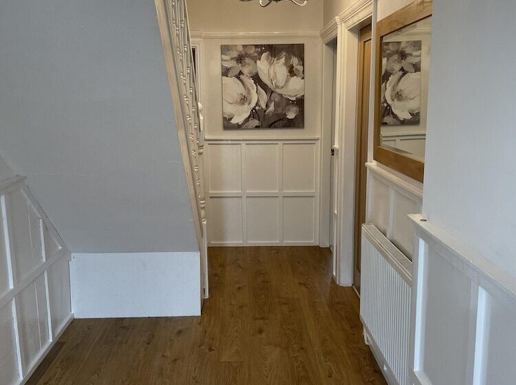 דירת נופש Beautiful 5 Bed House In Walsall