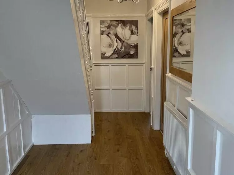 Residenssi Beautiful 5 Bed House In Walsall