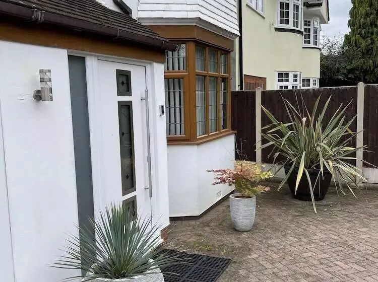 Residenssi Beautiful 5 Bed House In Walsall