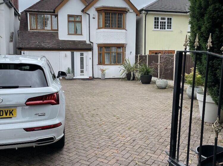 דירת נופש Beautiful 5 Bed House In Walsall