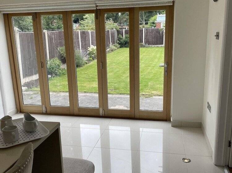 דירת נופש Beautiful 5 Bed House In Walsall