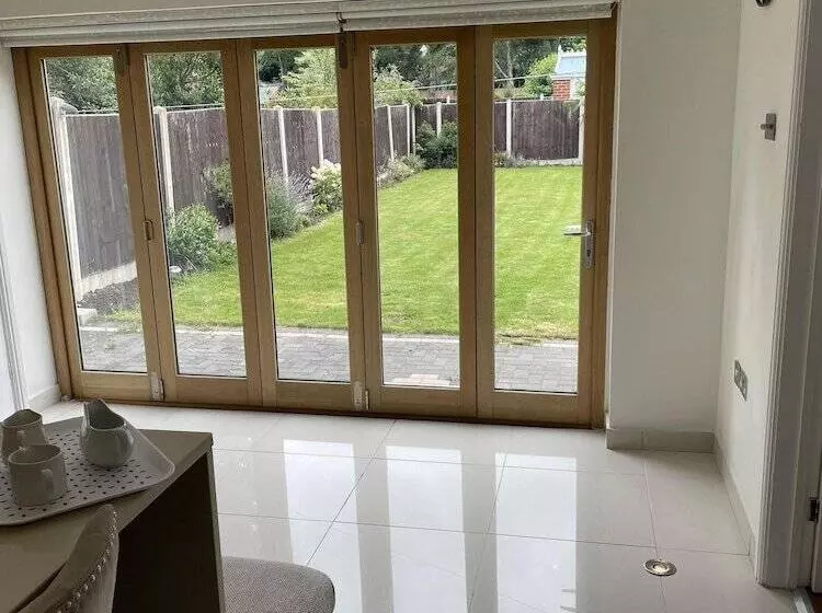 Residenssi Beautiful 5 Bed House In Walsall