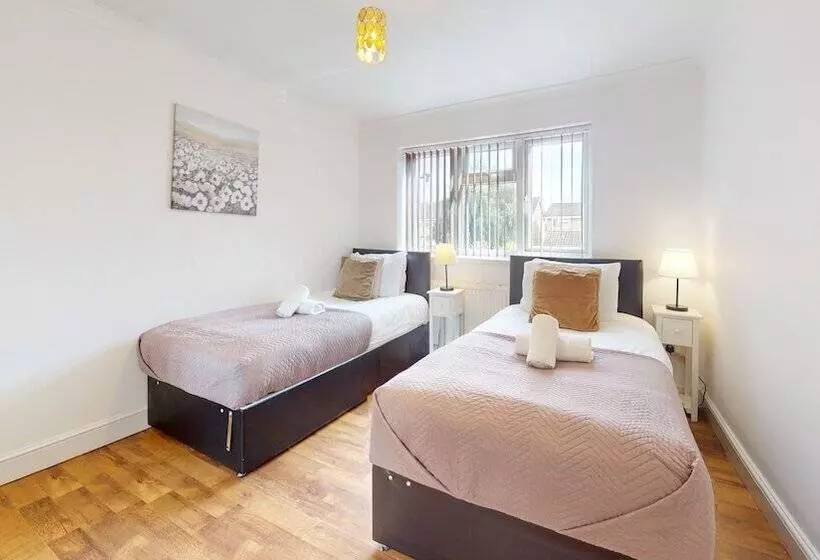 Residenssi Charming 5 Bed House In Grays