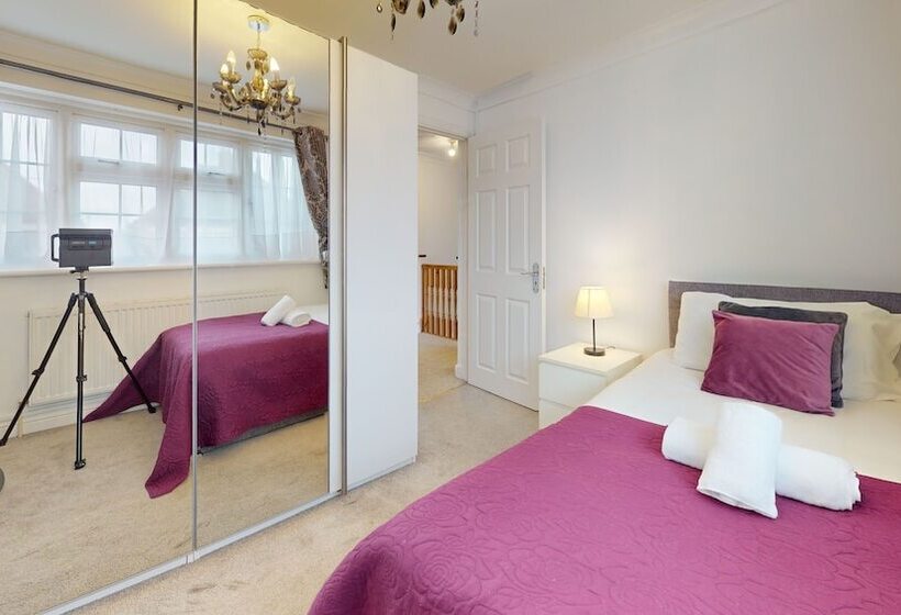 إقامة Charming 5 Bed House In Grays