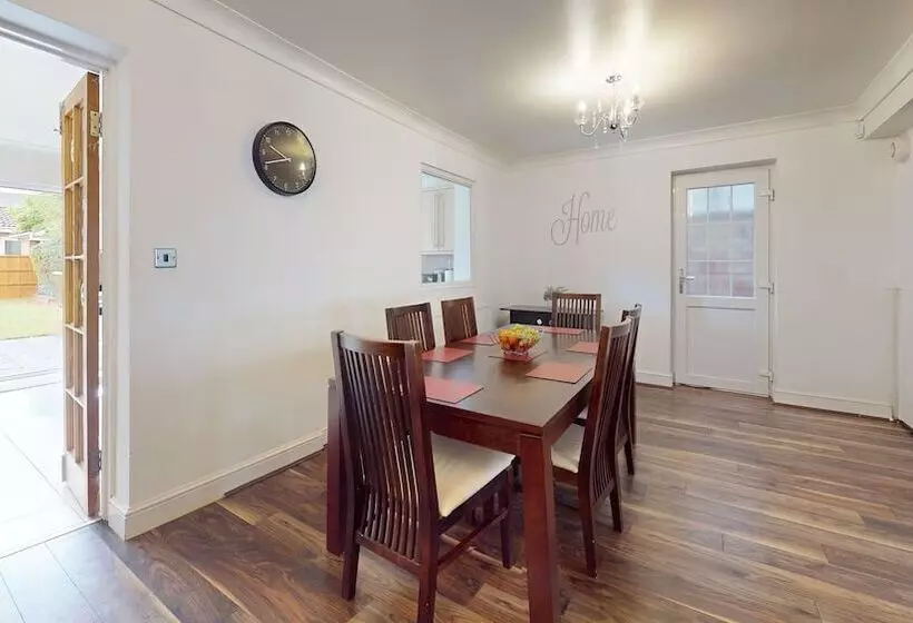 Residenssi Charming 5 Bed House In Grays