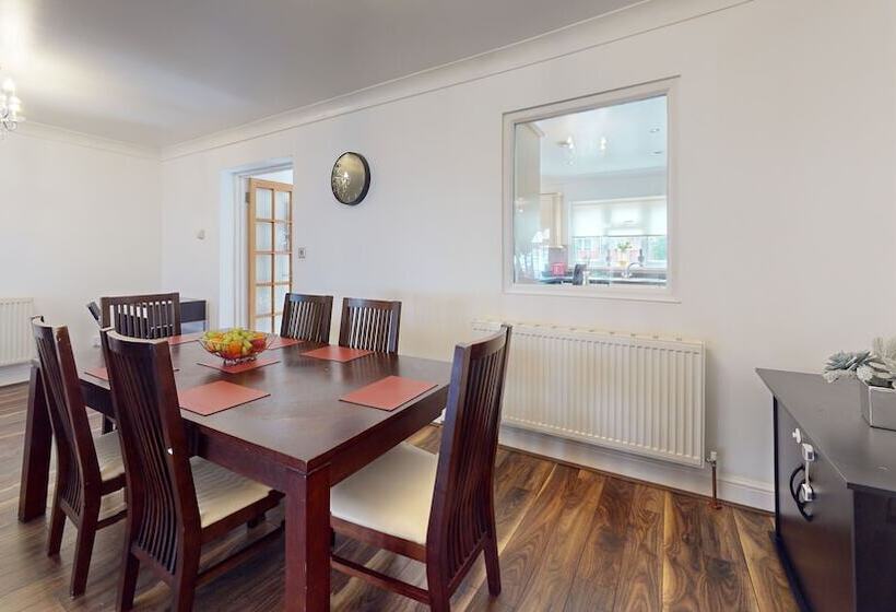 إقامة Charming 5 Bed House In Grays