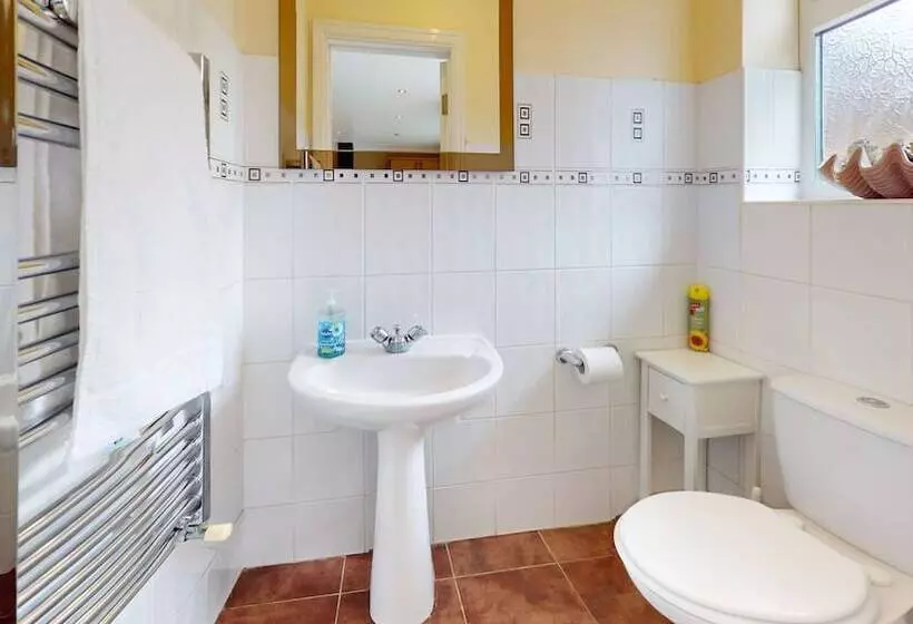 Residenssi Charming 5 Bed House In Grays