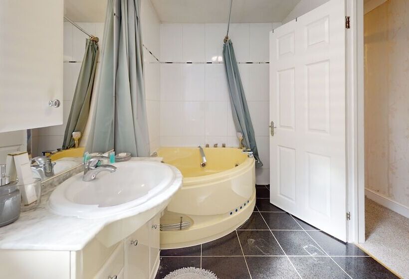 إقامة Charming 5 Bed House In Grays