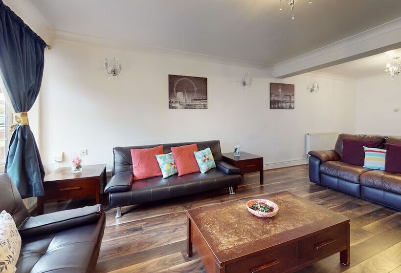 إقامة Charming 5 Bed House In Grays