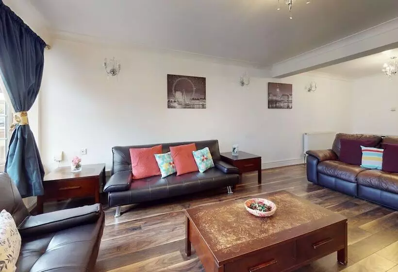 Residenssi Charming 5 Bed House In Grays